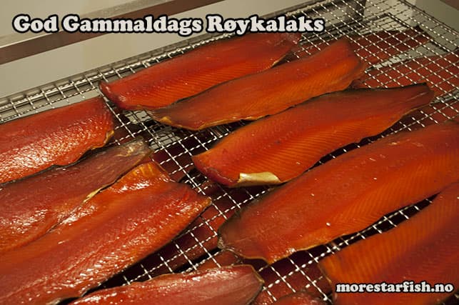 God gammeldags røkelaks på tørkerist i fiskefabrikken